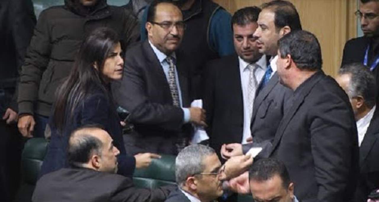 فيديو- الأمن الأردني يعتقل النائبة السابقة والمعارضة هند الفايز