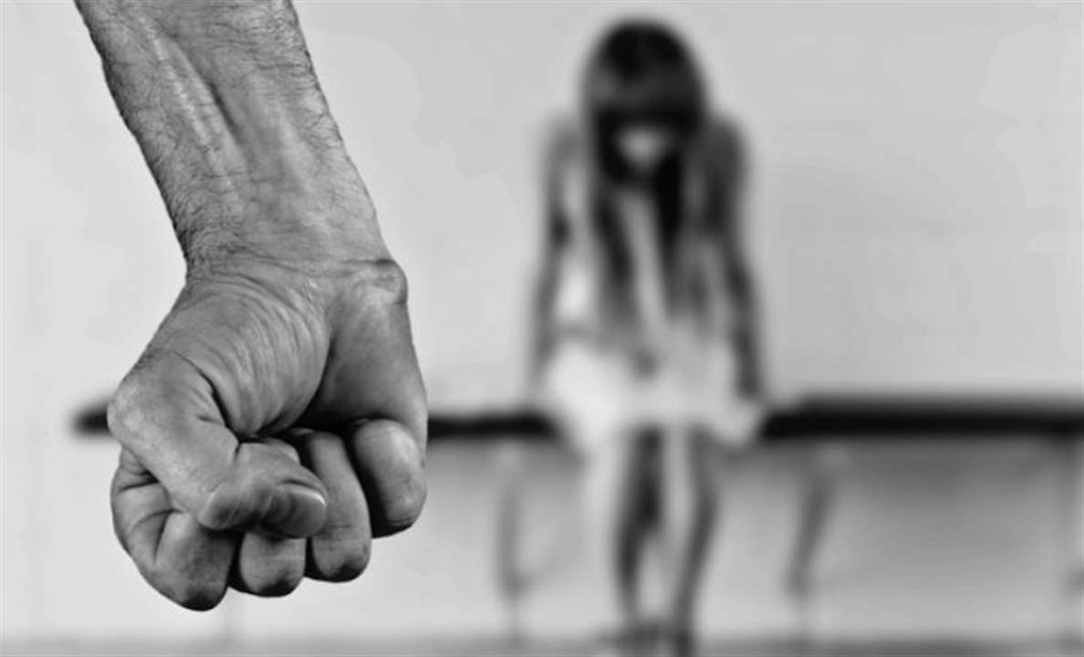 وفاة طفلة "ضربًا" على يد والدها.. لفظت أنفاسها الأخيرة في سيارة الإسعاف! 