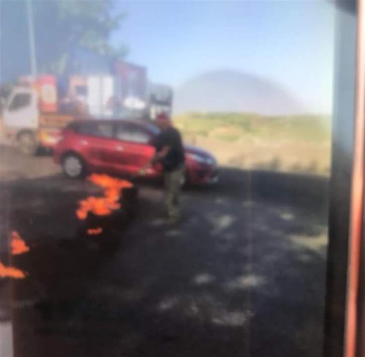 مراسلة "الجديد": العسكريون المتقاعدون يقطعون طريق ضهر البيدر بالإطارات المشتعلة 