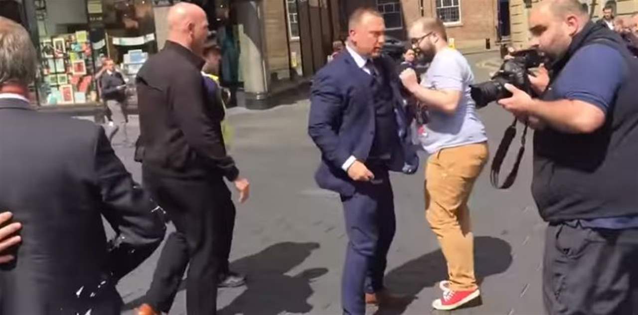 بالفيديو- سياسي بريطاني بارز يتعرض لهجوم فريد من نوعه