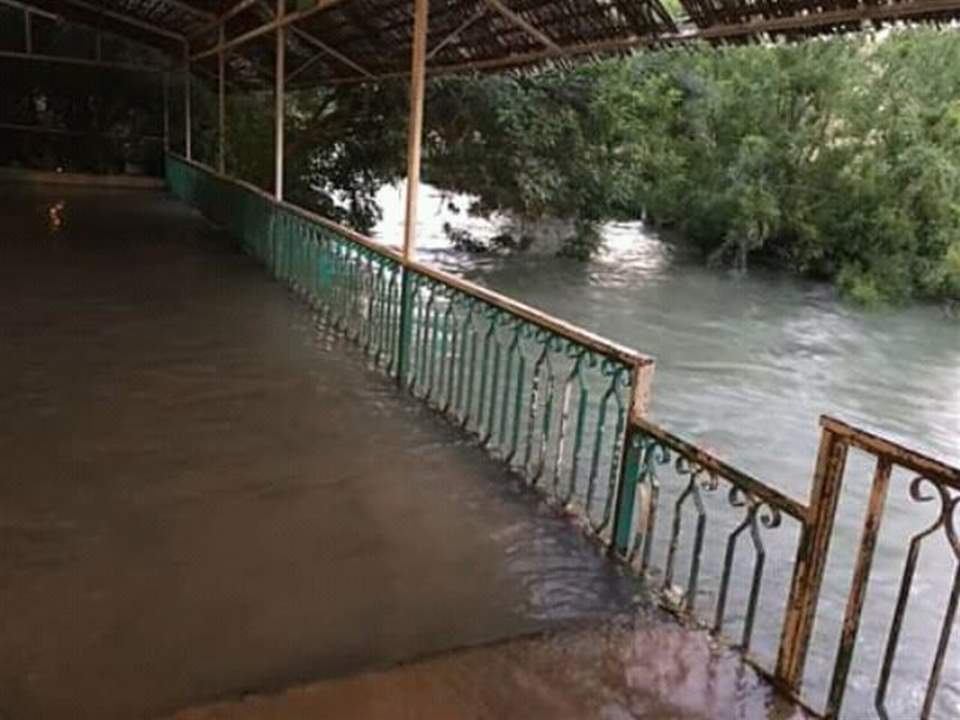 المياه تغمر أطراف المقاهي على ضفاف نهر العاصي