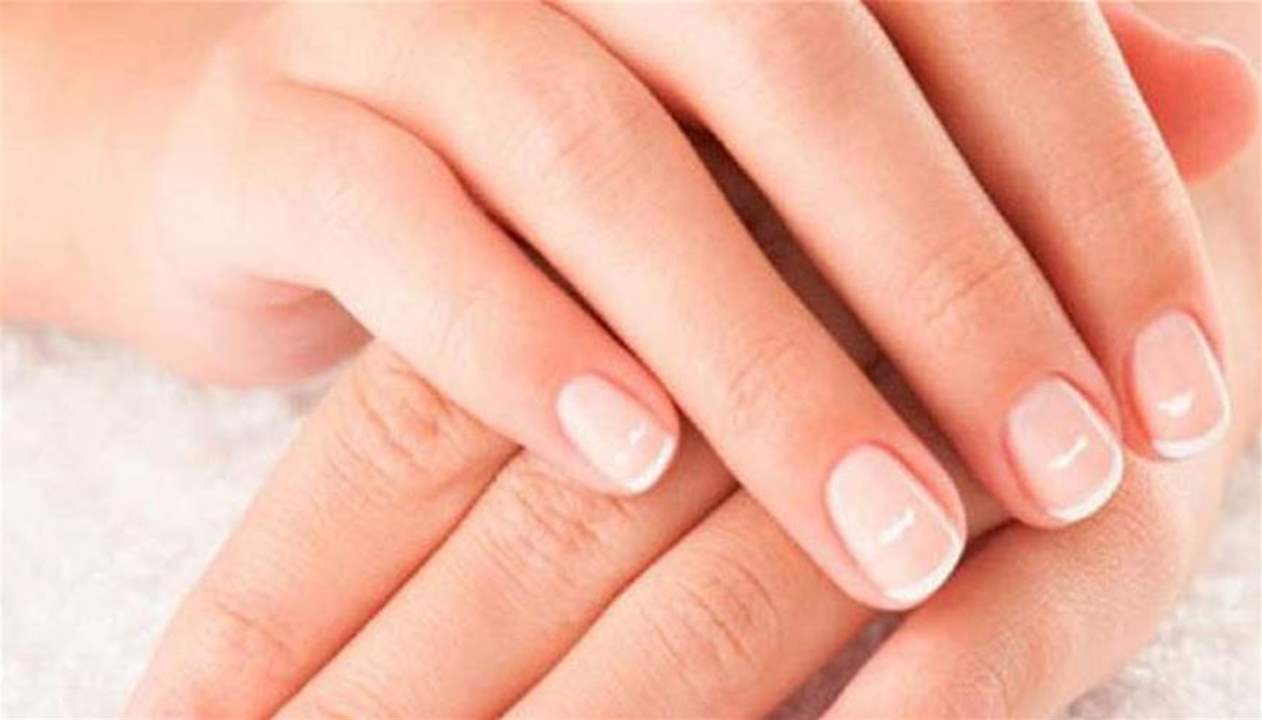 لماذا تظهر النقاط البيضاء على الأظافر؟