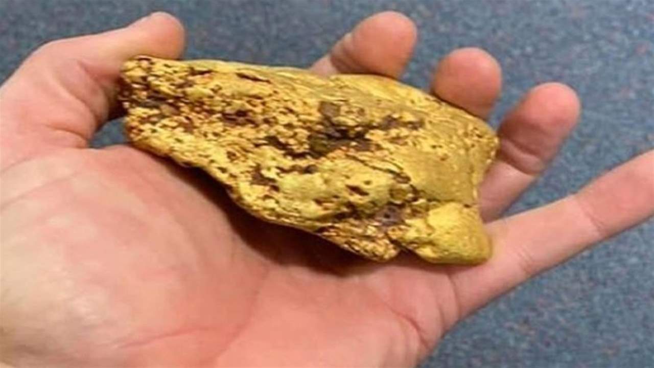 رجل يعثر على قطعة ذهب خالص نادرة وزنها 1.4 كيلوغرام
