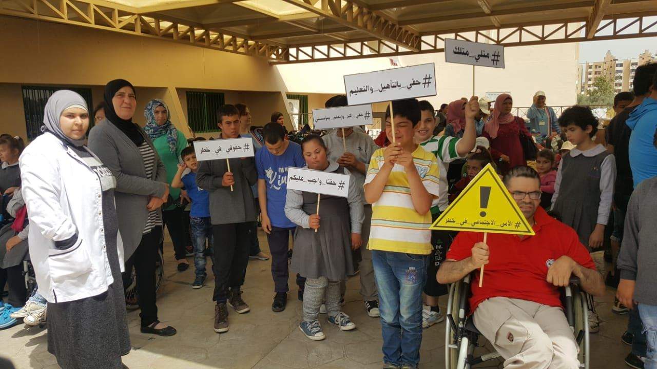  اعتصام تحذيري لموظفي وتلامذة معهد الرحمة لذوي الاحتياجات الخاصة في طرابلس 