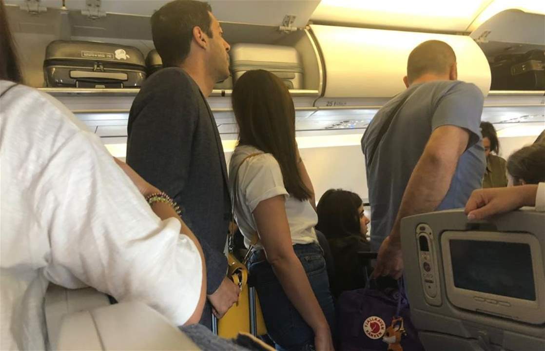 بالصور - الياس حنكش وزوجته على متن طيران الميدل إيست بين ركاب الدرجة الاقتصادية