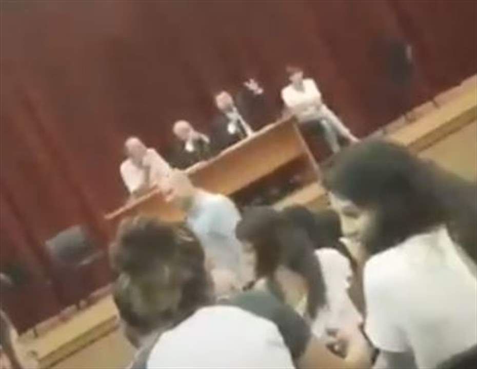 بالفيديو -دكتور في "اللبنانية" لطلابه: إنتوا "ماكسيموم" بتروح سنة عليكم!