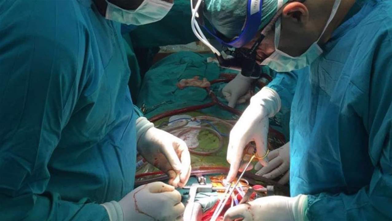 طبيب "يتلاعب" بالعمليات الجراحية لقاء رشوة مالية.. وأحد طلابه يكشف أمره! 