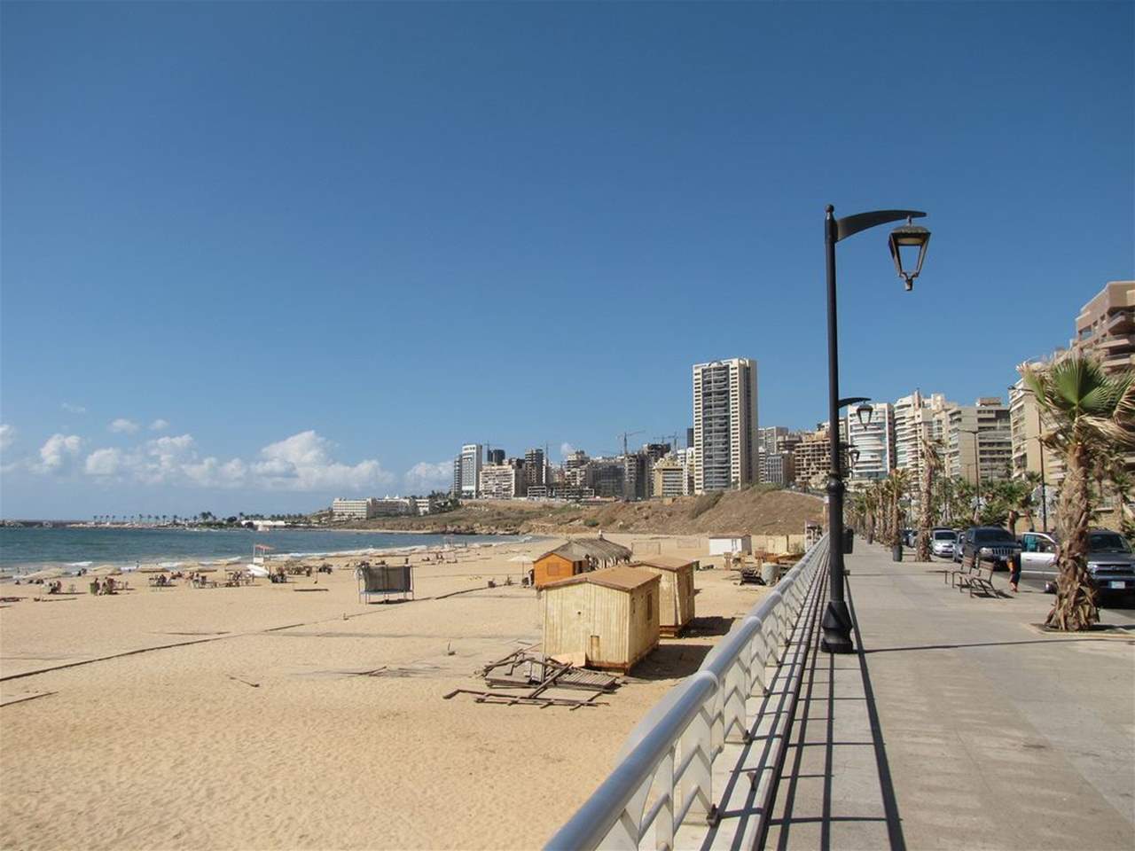 تنظيف رمال شاطىء الرملة البيضاء بالمعدات الحديثة اعتبارامن الغد بتوجيهات شبيب