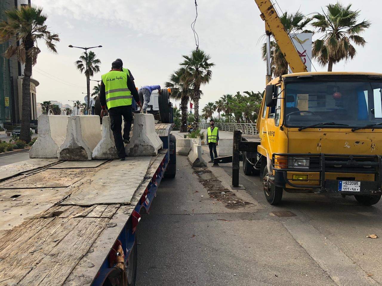 بالصور- بدء أعمال ازالة العوائق وتنظيف شاطئ الرملة البيضاء 