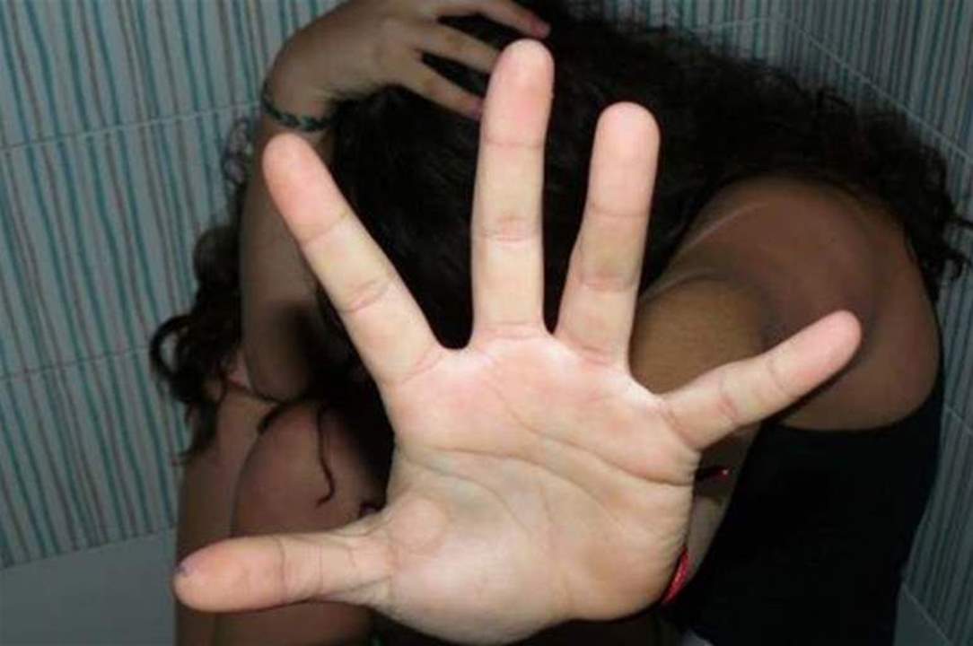 رجل يغتصب امرأة في دبي ويجبرها على تناول طعام الكلاب!