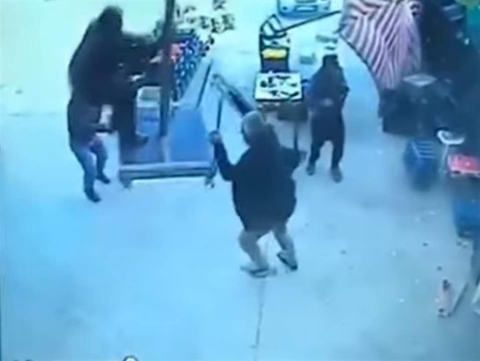 بالفيديو- أمسك مظلة لتثبيتها فطارت به إلى السماء!