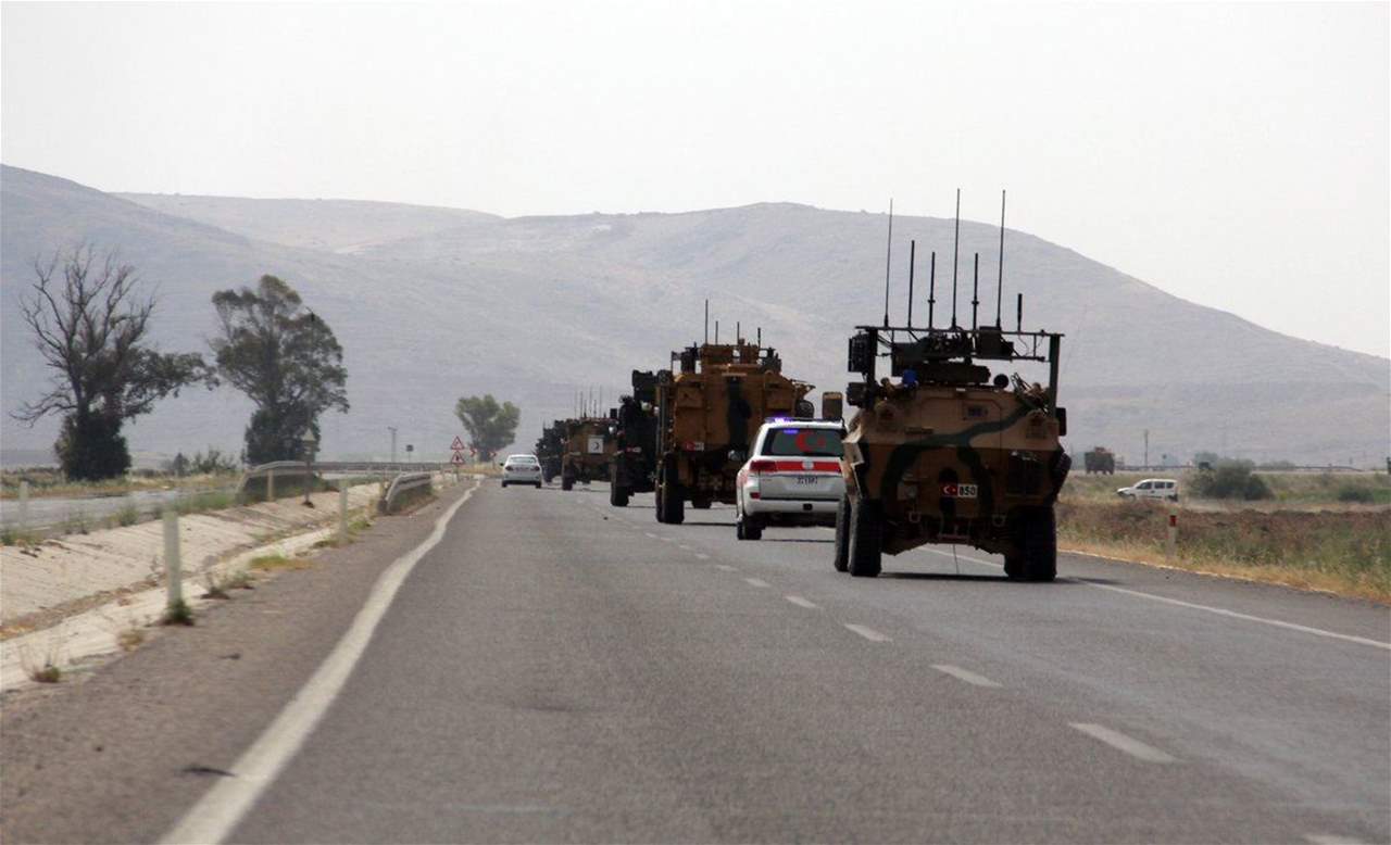 بالصور... عشرات المدرعات تنقل وحدات من "الكوماندوز" التركية إلى الحدود السورية
