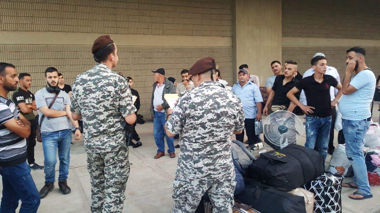 بالصور- عشرات النازحين يغادرون لبنان الى سوريا 