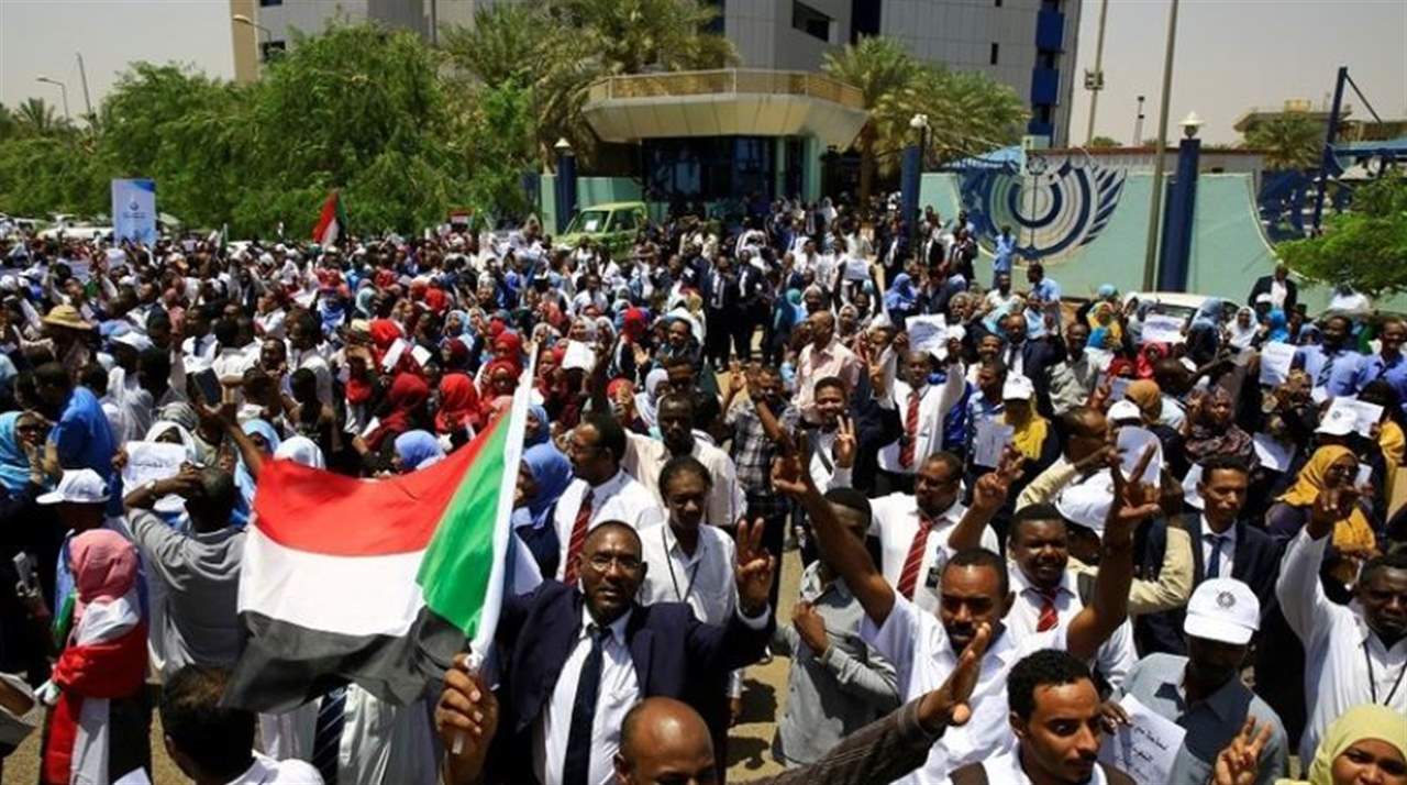 السودان.. قوات الأمن تقتحم مقر الاعتصام في الخرطوم وأنباء عن قتلى وجرحى