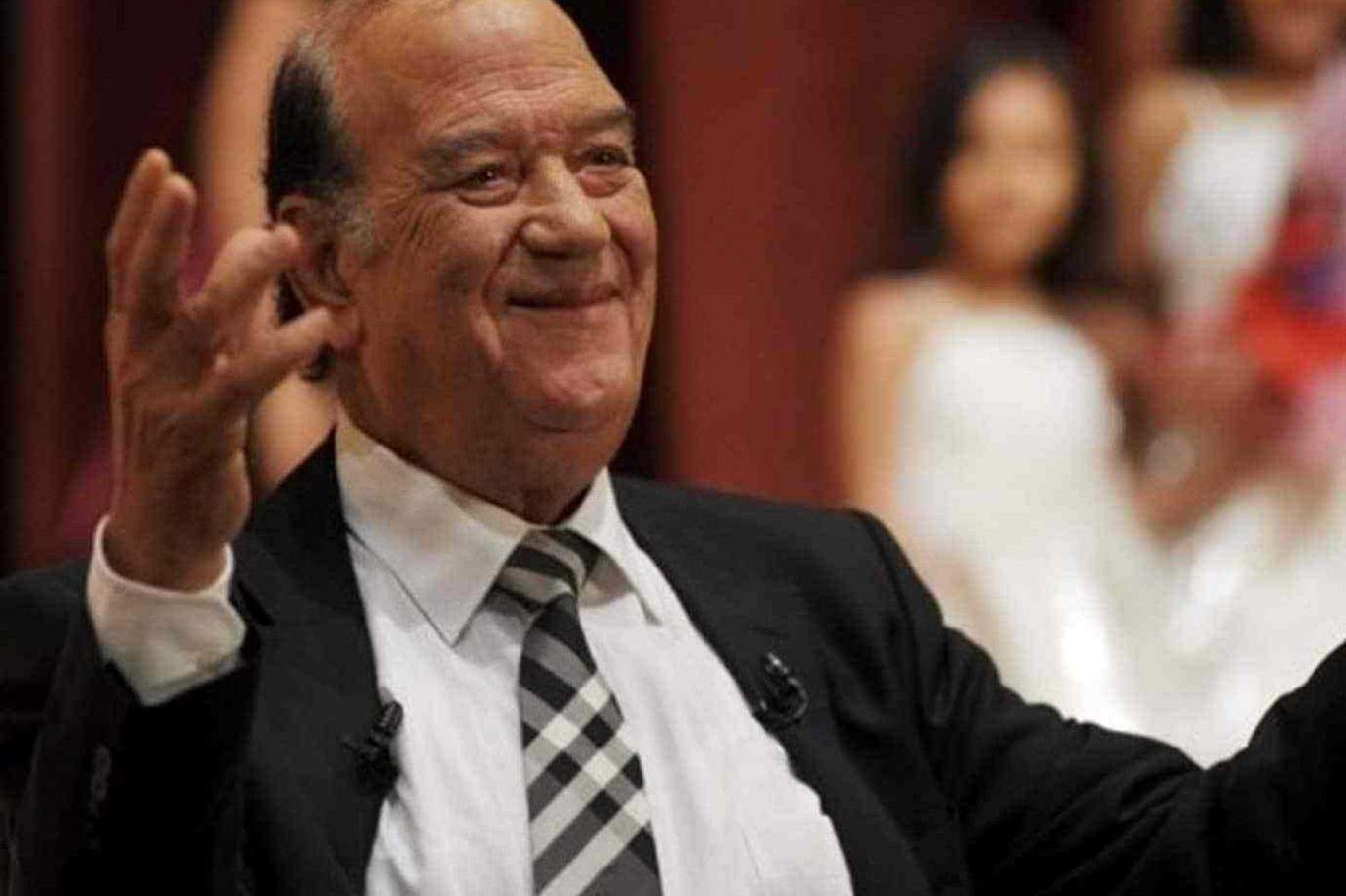حسن حسني ينفي شائعة وفاته بصورة وهو يدخن "الشيشة"!