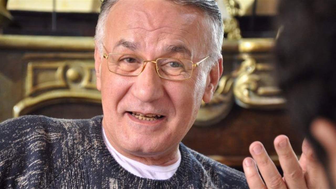 عزت أبو عوف في العناية المركزة وحالته خطيرة