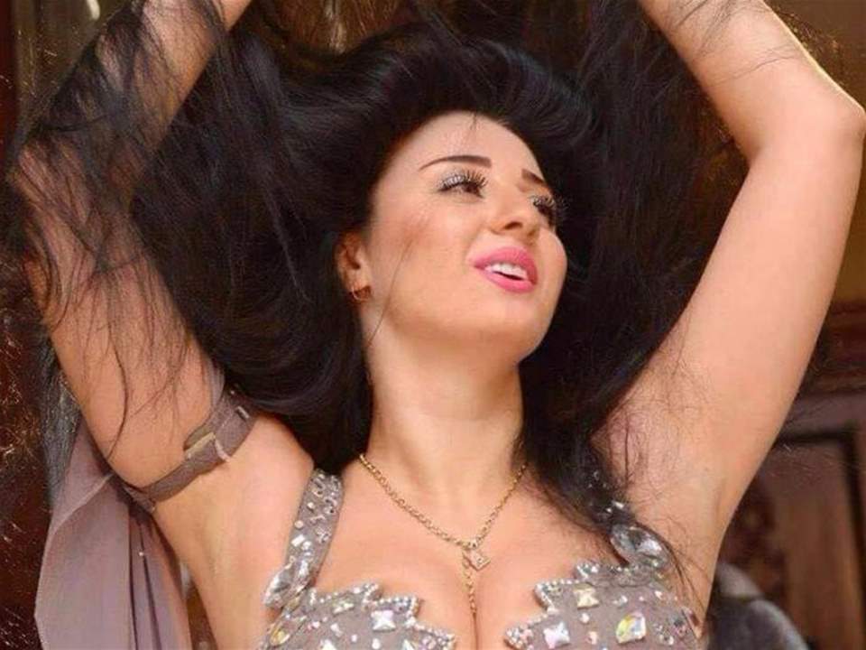 الراقصة صافيناز بفستان الزفاف.. فمن سعيد الحظ؟