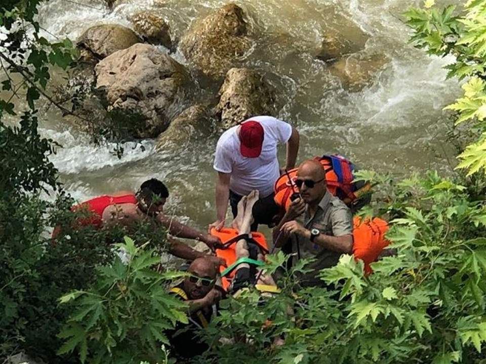 الدفاع المدني إنتشل جثة المواطن روبير الجميل (40 عاماً) الذي كان قد غرق في نهر داريا- كسروان أثناء ممارسته هواية السباحة وجرفه التيار على مسافة كيلومتر
