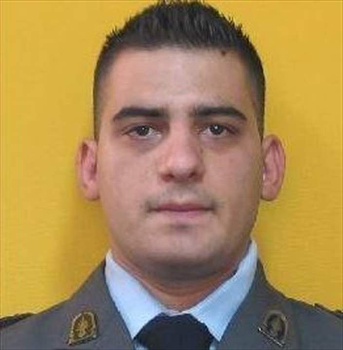 وصول جثمان الشهيد الرقيب جوني ناجي خليل الى منزل والديه في الدكوانة قبل المحطة الاخيرة في بلدته العيشية بالجنوب 