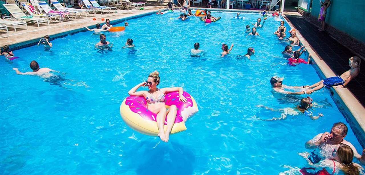  تحذير من خطر ابتلاع مياه حوض السباحة!