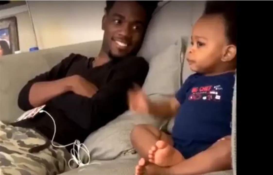 مقطع فيديو لأب وطفله 18 شهراً يحصد أكثر من 30 مليون مشاهدة....   حوارٌ كامل غير مفهوم!؟