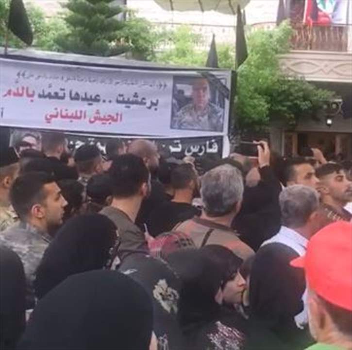 بالصور- موكب النقيب الشهيد حسن فرحات يصل الى بلدته برعشيت