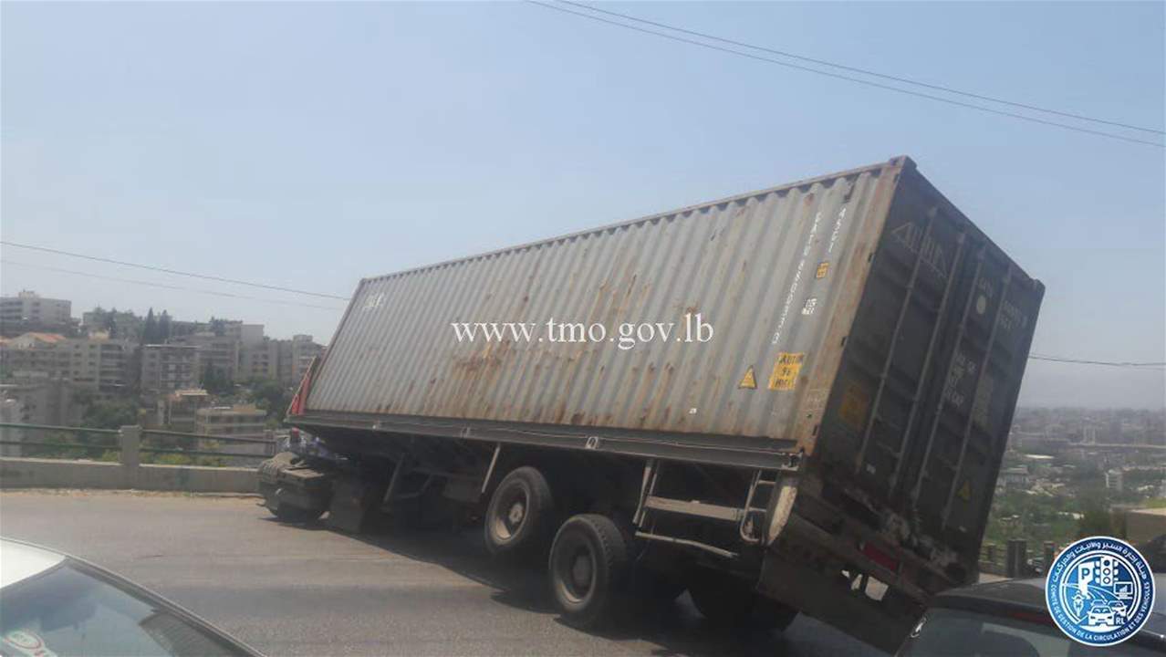 التحكم المروري: انحراف مقطورة شاحنة على طريق عام المنصورية مفرق جبران التويني ودراج من مفرزة سير الجديدة يعمل على تسهيل السير في المحلة