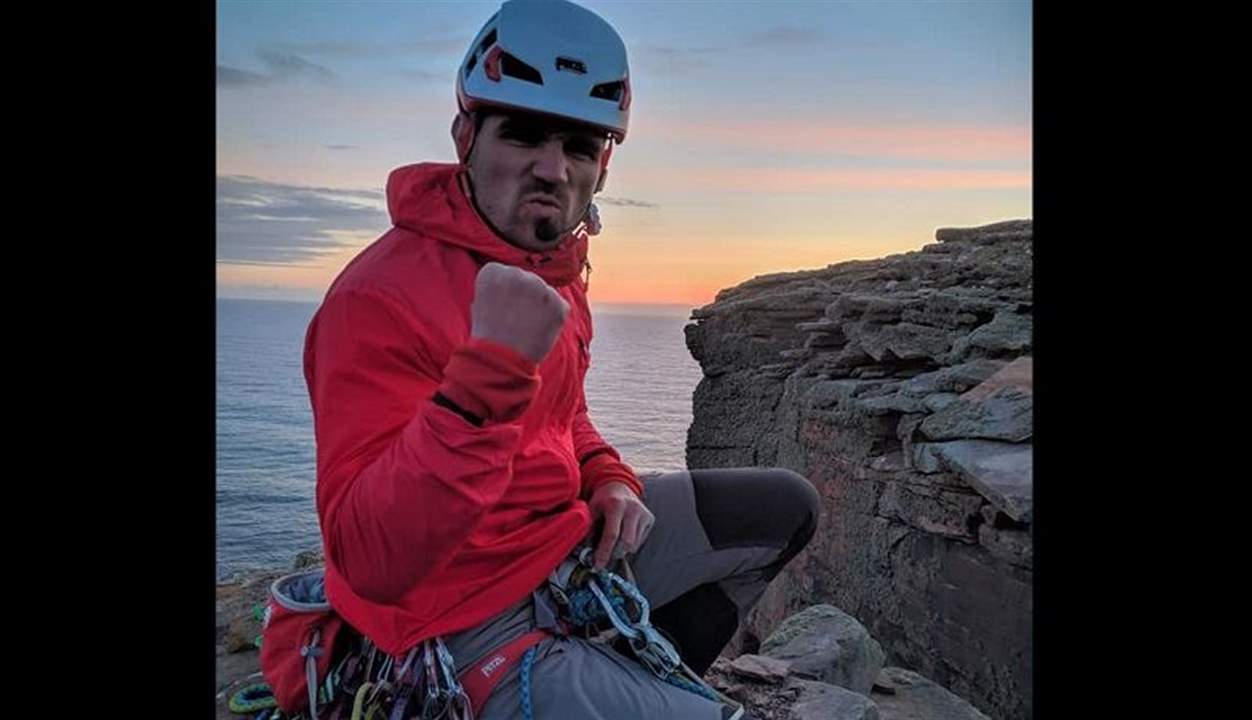 بالصّور- رجل كفيف يتسلّق جرفًا خطيرًا إرتفاعه 137 مترًا.. بمفرده!