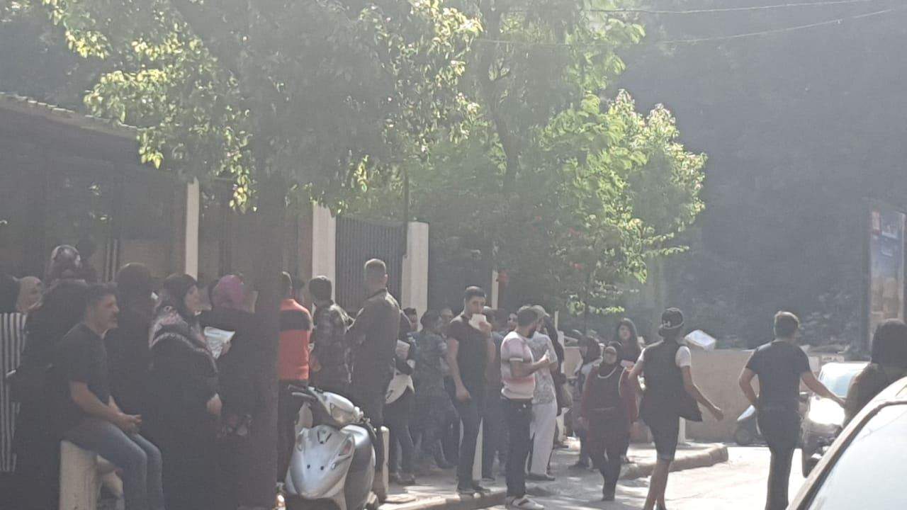 مراسل "الجديد": التلامذة الذين لم يحصلوا على البطاقة الرسمية لإجراء امتحانات الشهادة المتوسطة يحتجون امام ثانوية حسين علي ناصر في منطقة المعمورة بالضاحية الجنوبية