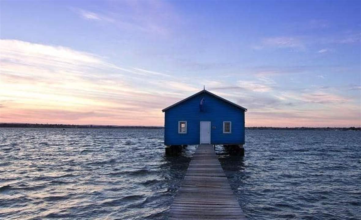 مرحاض بـ278 ألف دولار.. منزل خشبي أزرق وسط البحر!