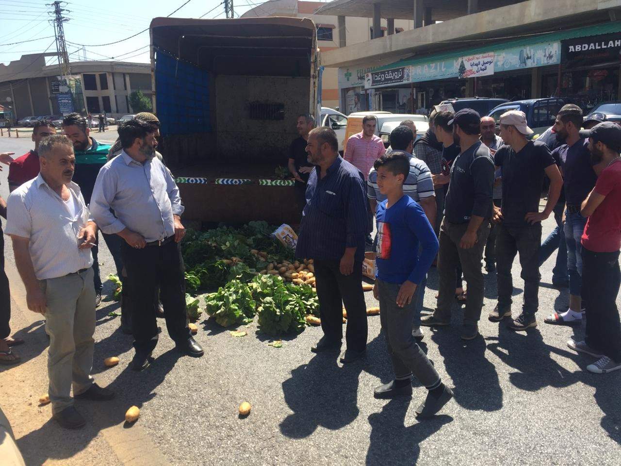 مراسل "الجديد":  المزارعون يقطعون طريق بعلبك الدولية ويرمون المحاصيل الزراعية احتجاجاً على تهريب المنتوجات السورية الى لبنان وإغراق السوق وتدني الأسعار