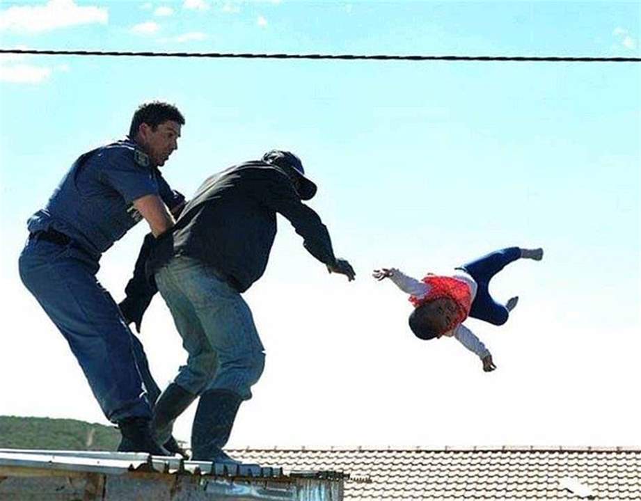 بالصور - رمى بطفلته من أعلى سطح منزله... ولن تصدقوا السبب!