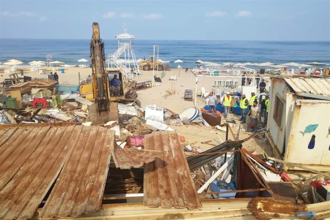 بالصور - إزالة مخالفات عن الشاطئ الشعبي في الرملة البيضاء بأمر من محافظ بيروت