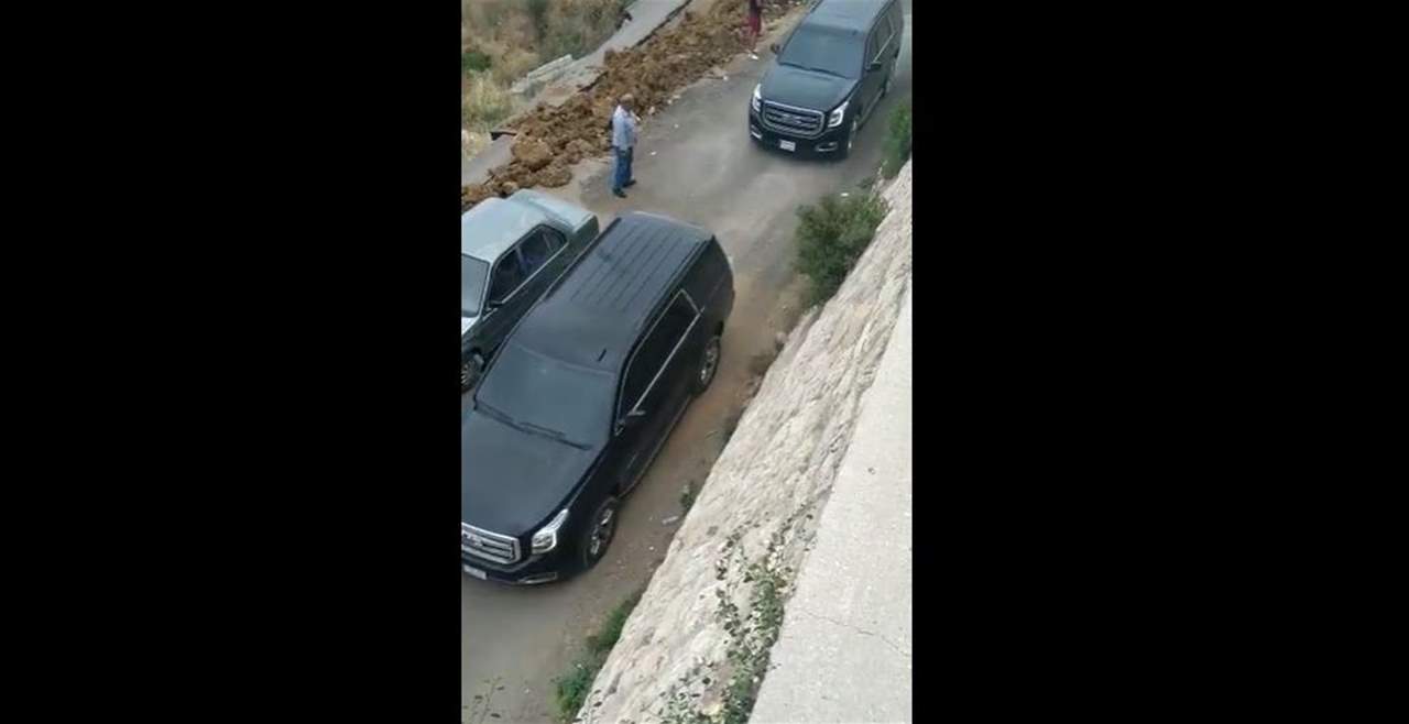 بالفيديو - حادثة دميت تابع... شاهدوا لحظة خروج وهاب من البلدة بمواكبة الجيش!