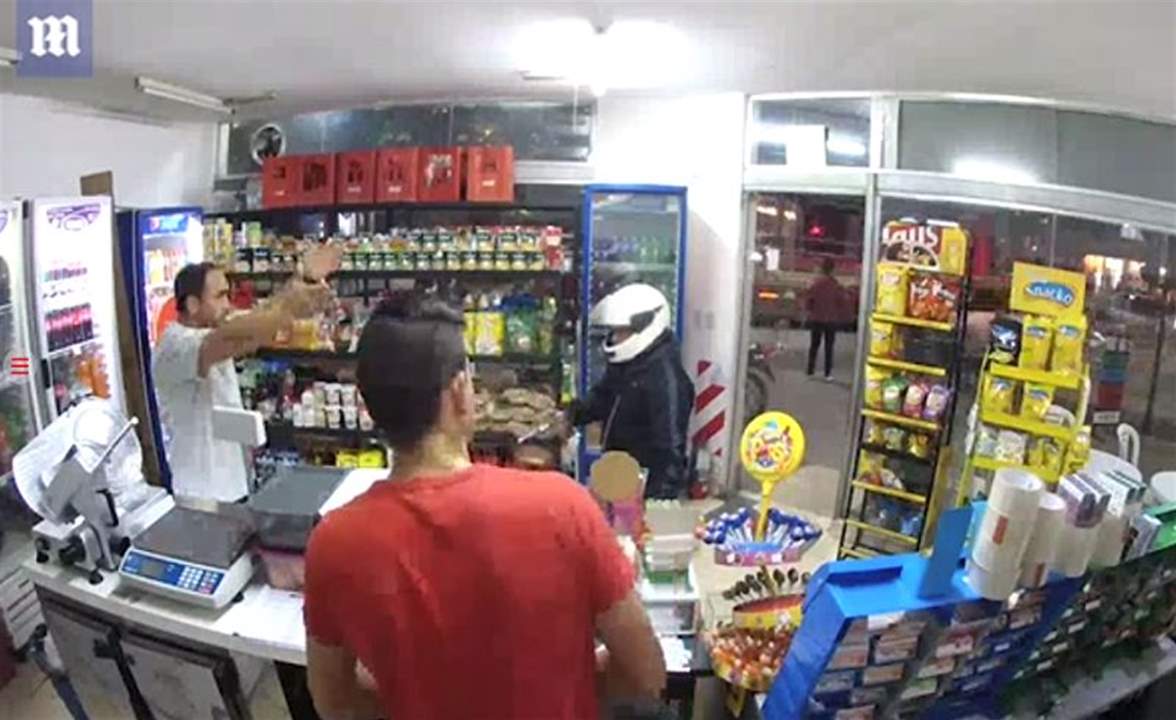 بالفيديو: خطأ قاتل يدفع بلصٍّ لإطلاق النّار على نفسه!