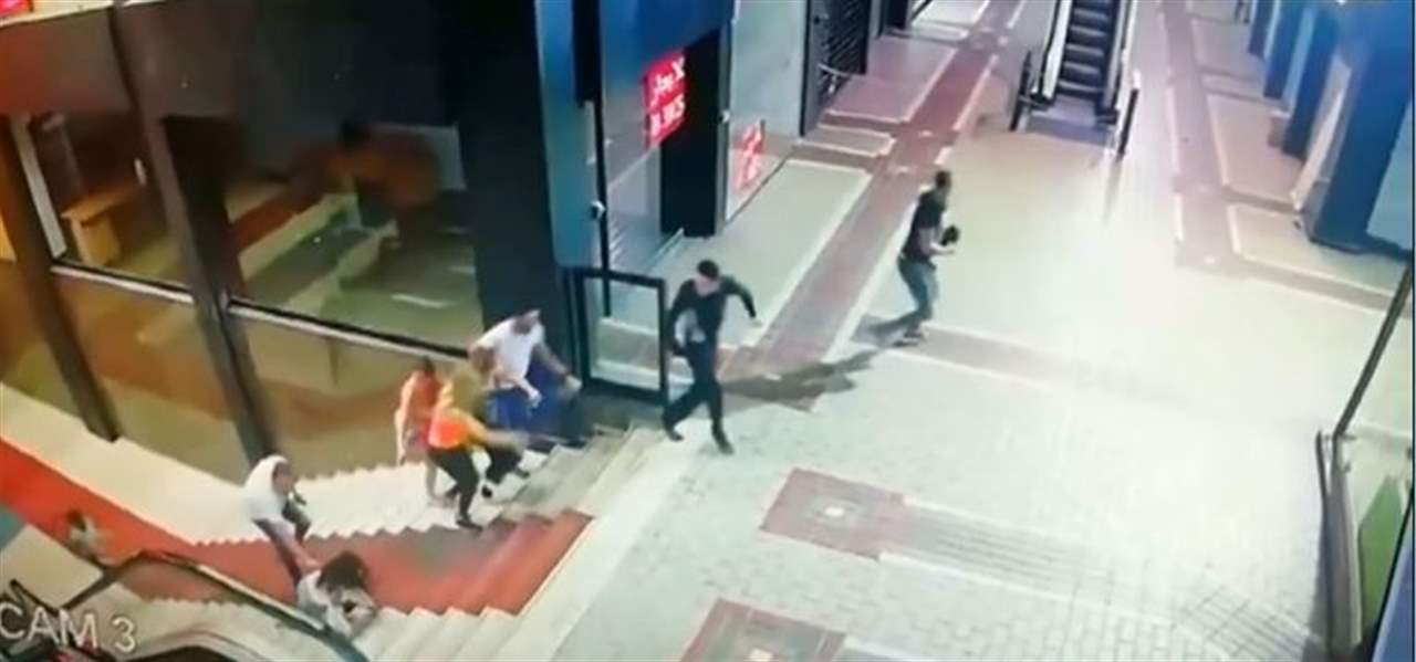 شاب يقتحم ملهى ليليّاً في الكسليك ويطلق النار باتجاه الزبائن والطاولات.. 