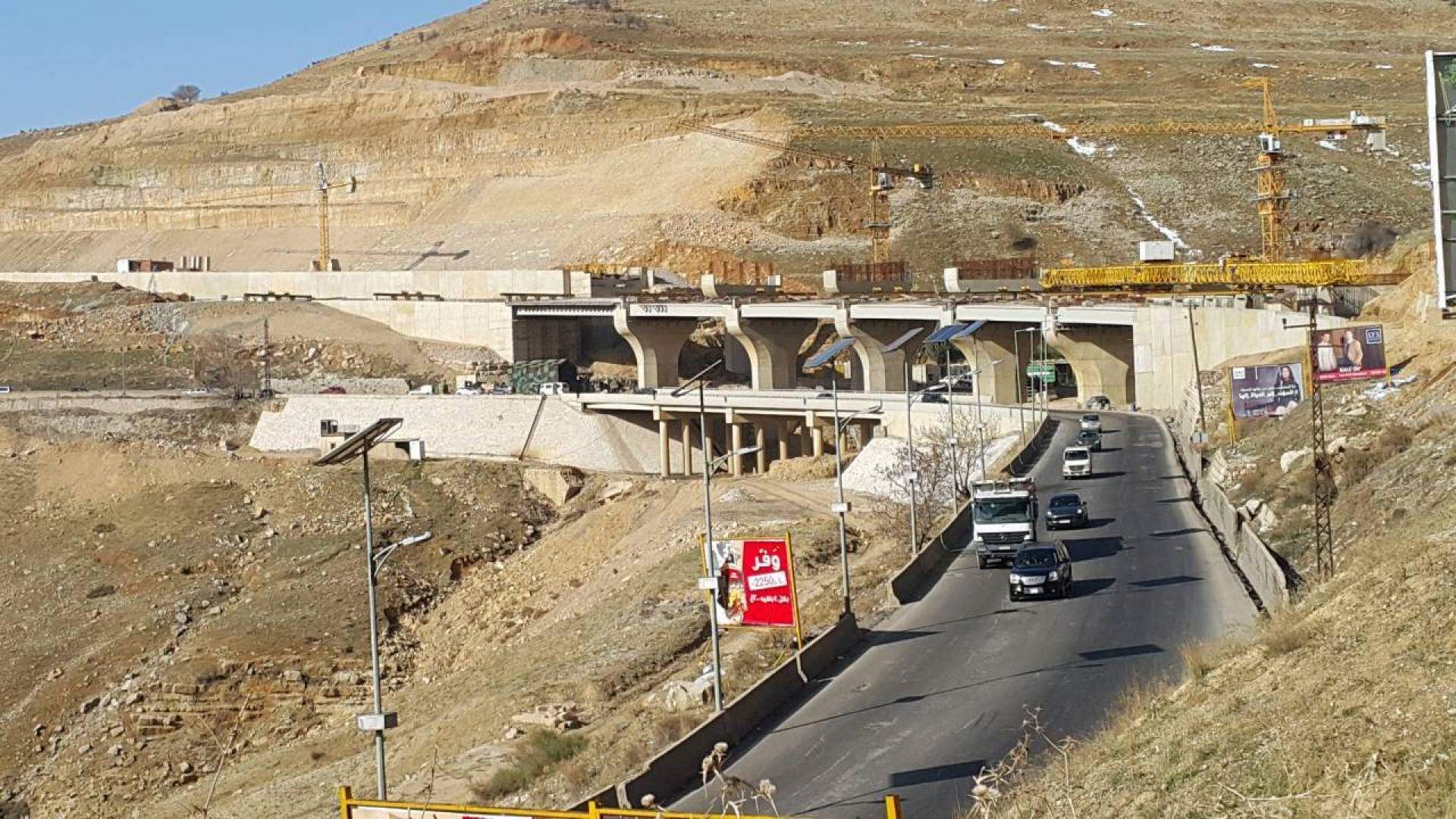 عناصر حزبية تتجمع على طريق صوفر احتجاجا 