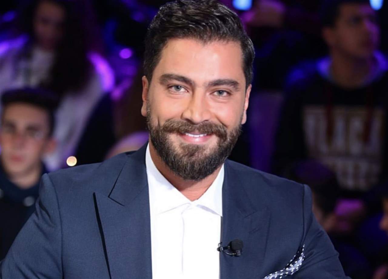 بالفيديو - إحتضان حار لمعتصم النهار يوقع إعلامية مصرية بورطة!