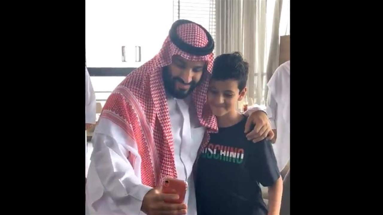 بالفيديو -"سيلفي" لبن سلمان مع طفل في جدة.. 