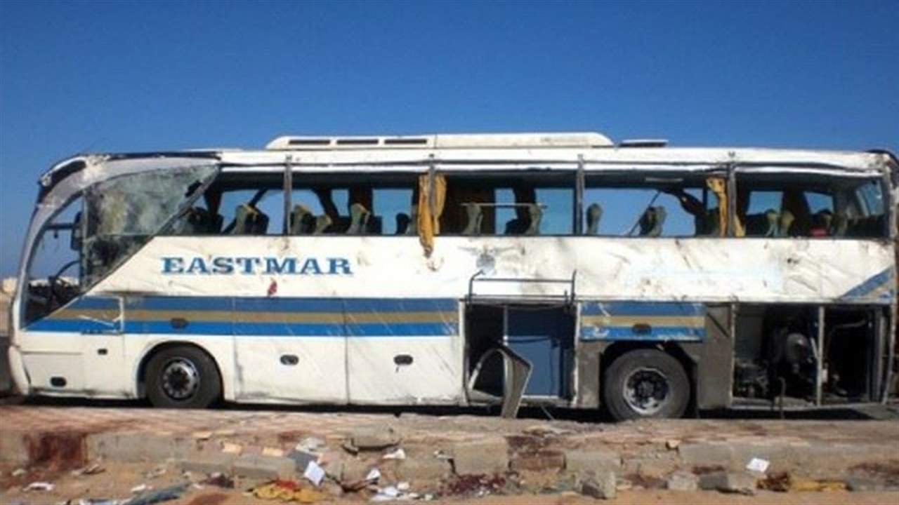 بالصور - قتلى وجرحى بإنقلاب حافلة ركاب في مصر