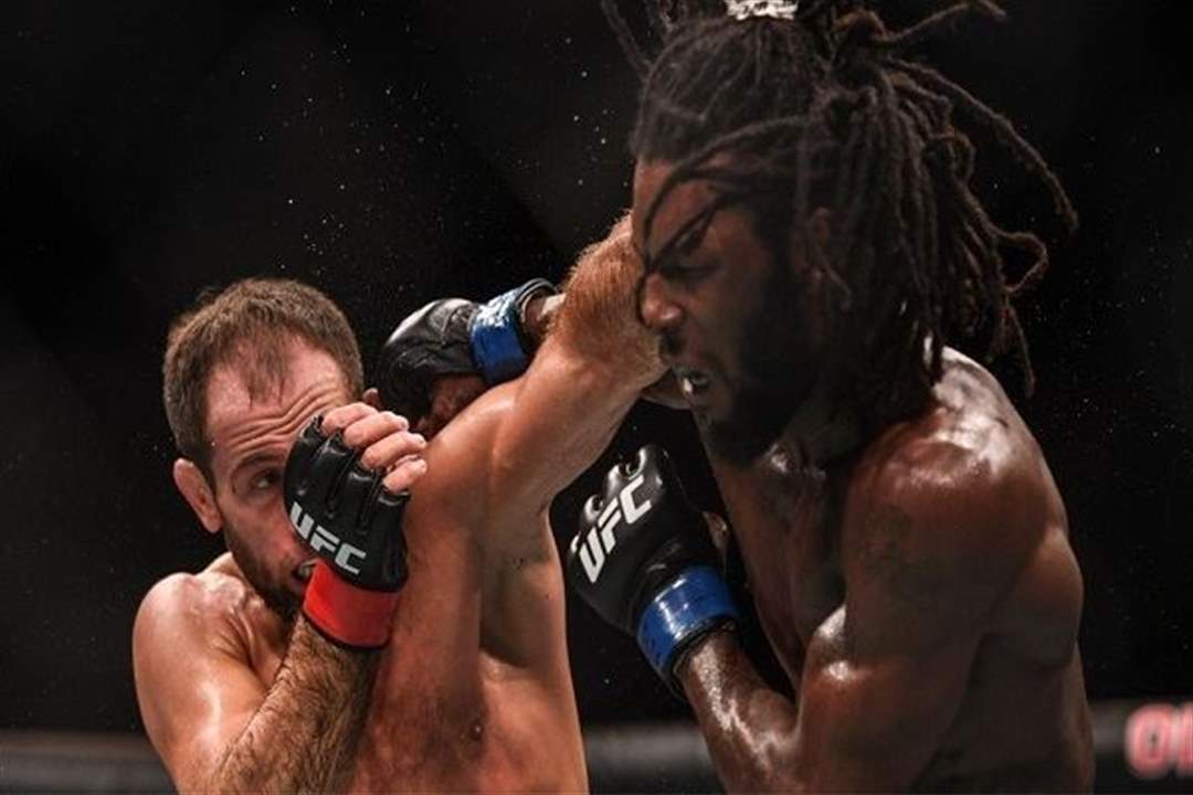 حكم على ملاكم أميركي بـ 13 تهمة تسبب بها حادث سير