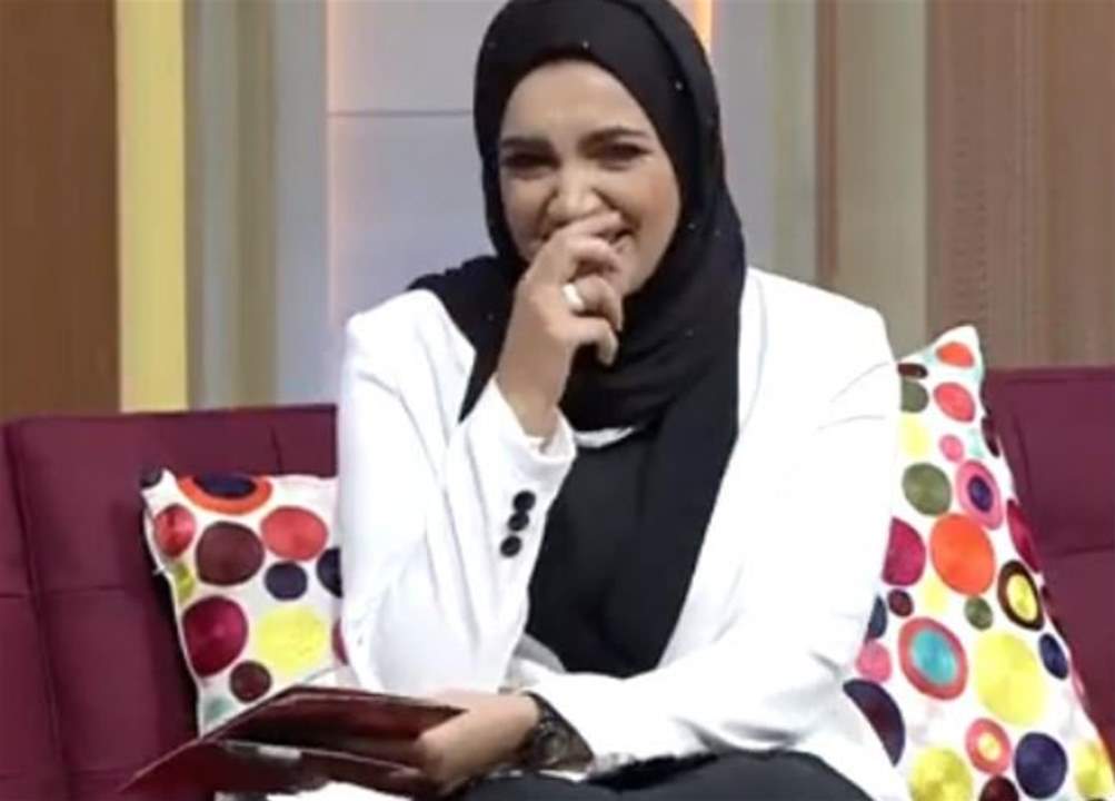 فيديو- نوبة ضحك هستيرية من مذيعة يضع ضيفها في موقف محرج!