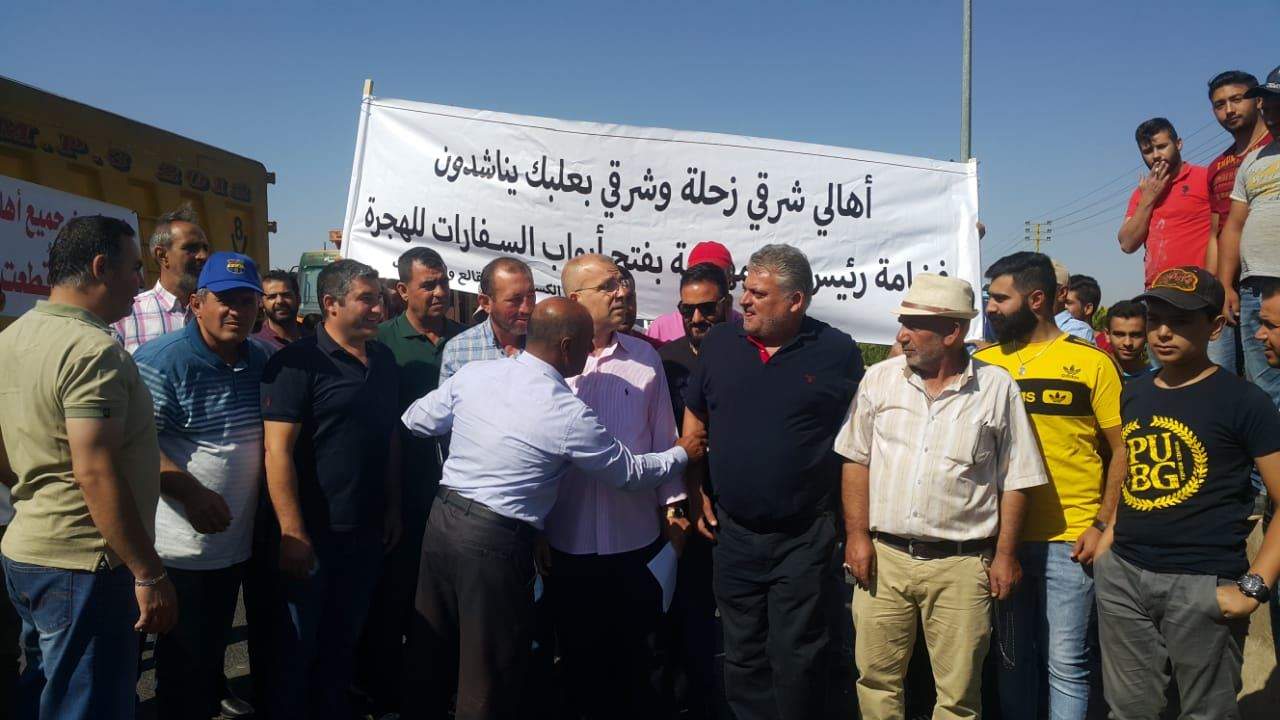  أصحاب الكسارات والمقالع وسائقو الشاحنات يقطعون طريق بعلبك الدولية احتجاجًا على اقفال الكسارات