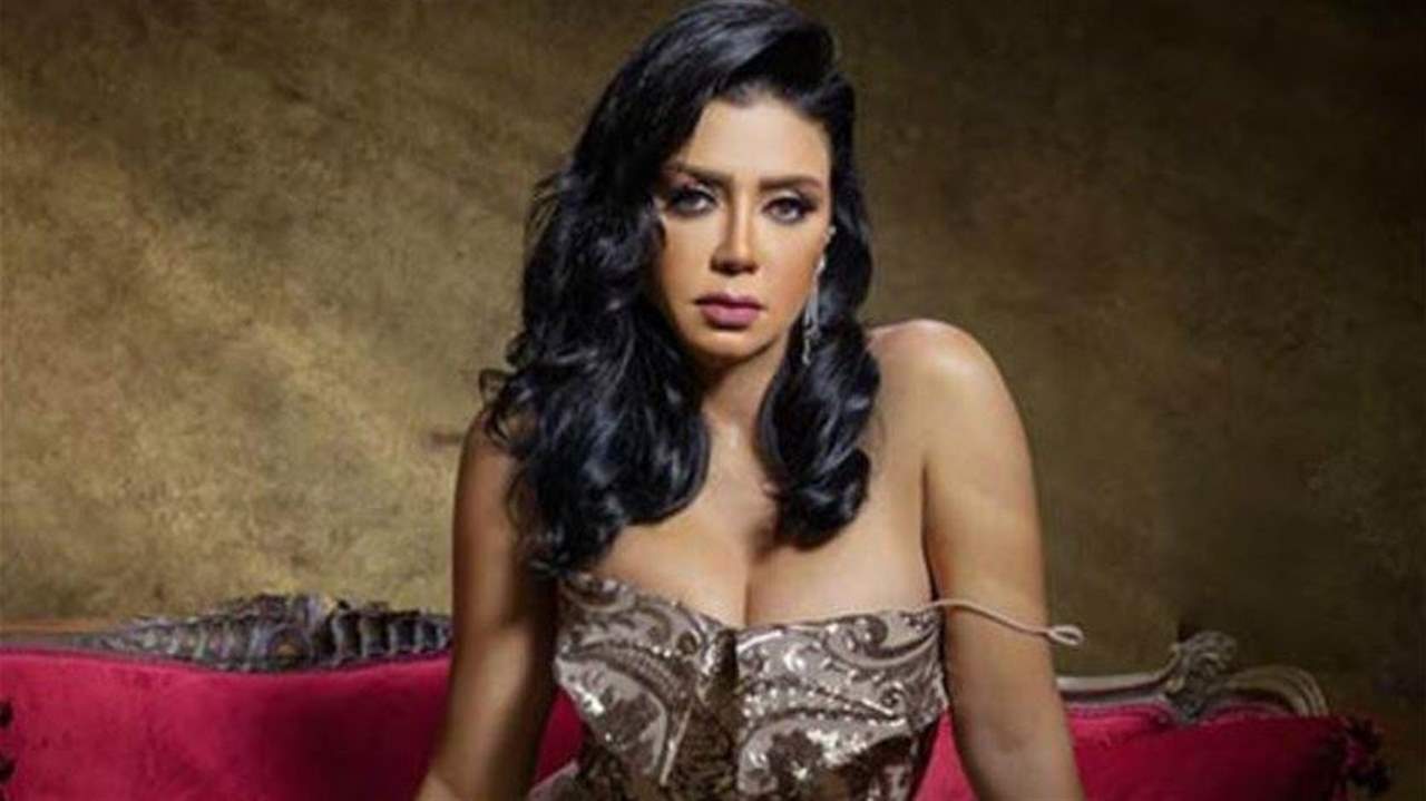 صورة لرانيا يوسف مع عائلتها تثير الجدل: فين البنطلون!