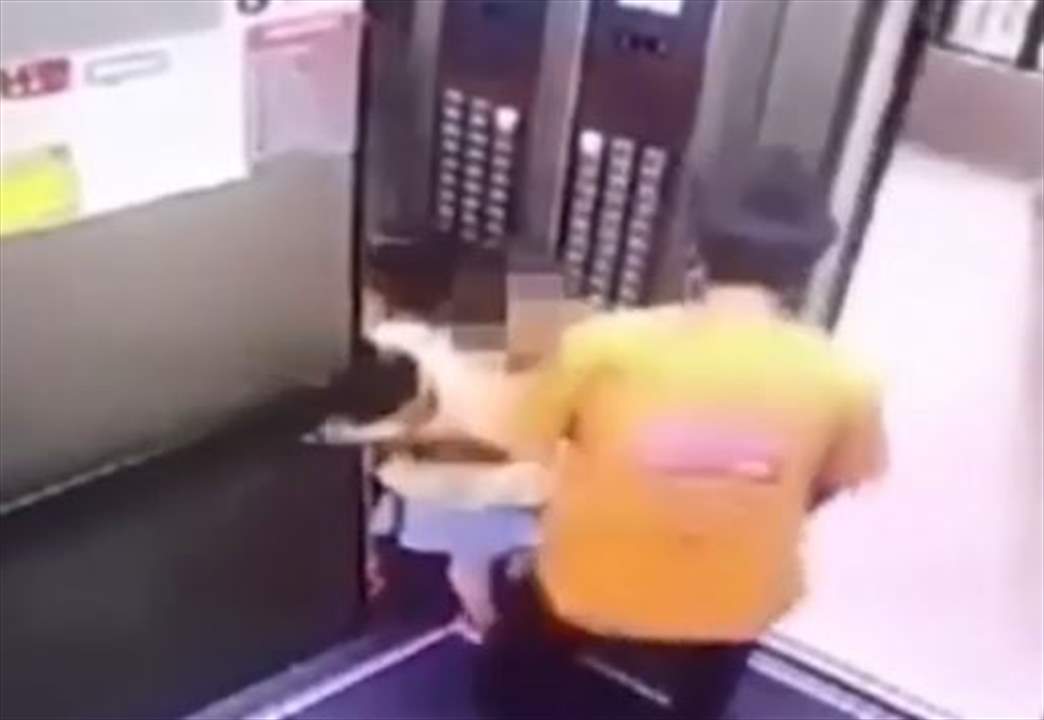 عامل "ديليفيري" يخطف طفلة من المصعد لاغتصابها!
