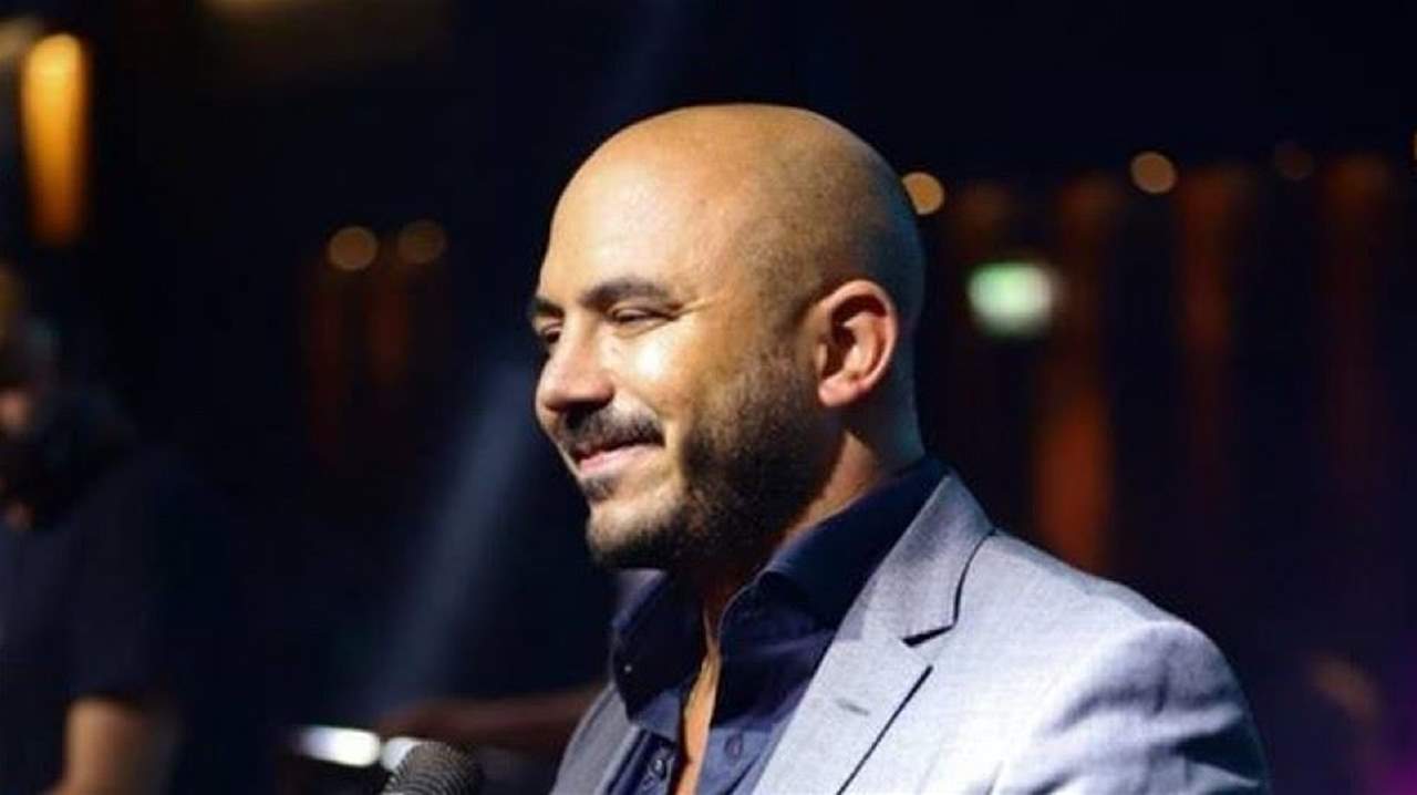 بالفيديو - محمود العسيلي يهاجم أحد معجبيه.. ويعتذر!