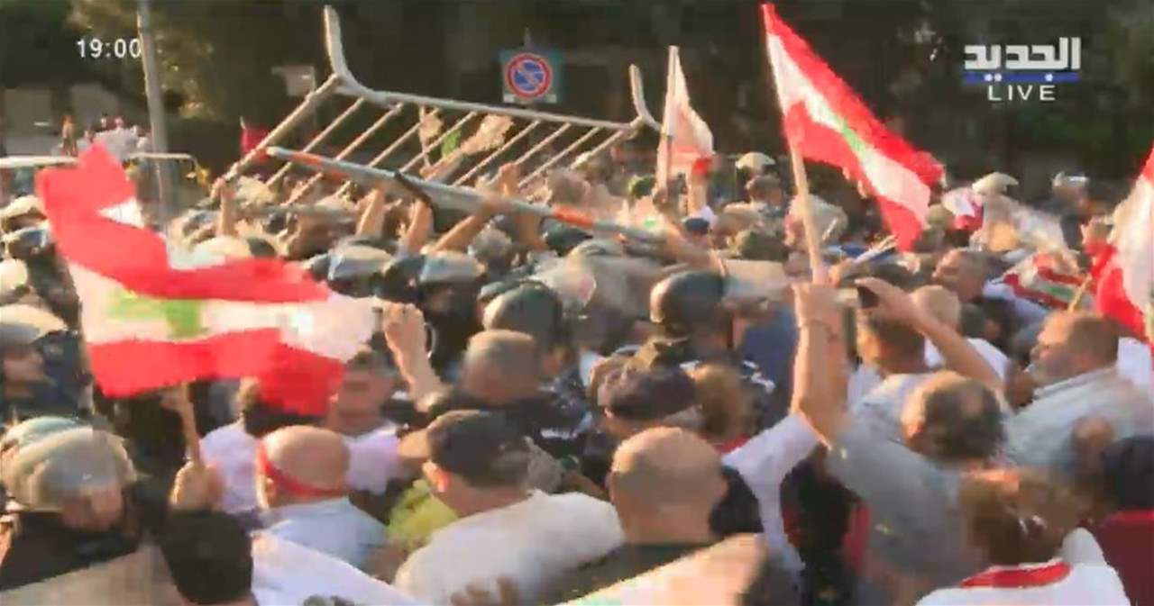 العسكريون المتقاعدون يحتشدون في ساحة النجمة ويحاولون الدخول إلى ساحة مجلس النواب 