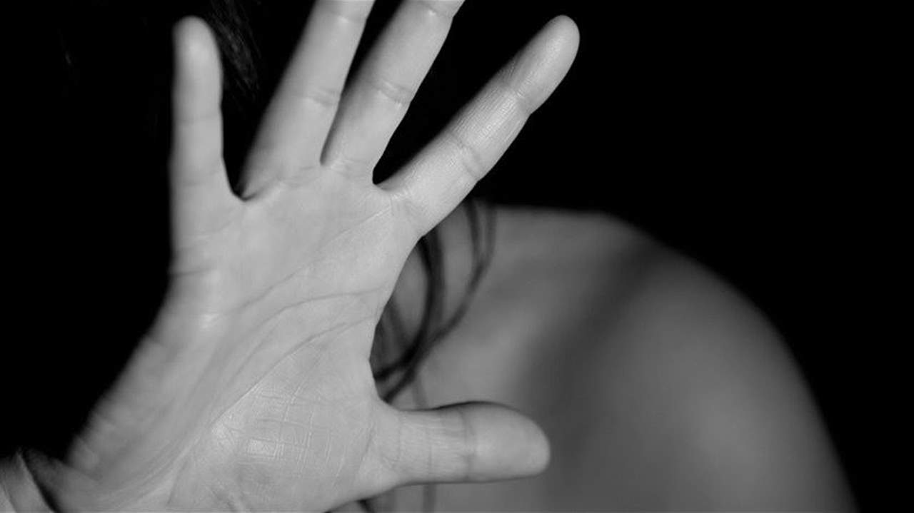 رجل يغتصب والدته الستينية داخل غرفة نومها!