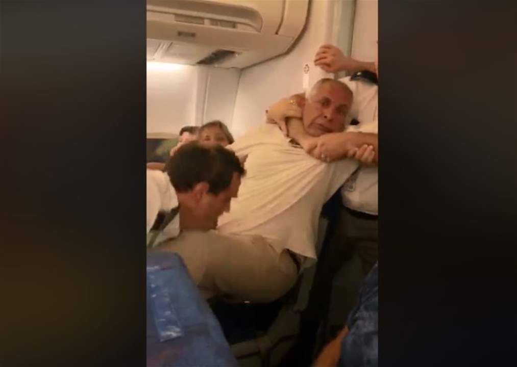 بالفيديو - اعتداء عنيف على مصري وزوجته من عناصر أمن في طائرة برومانيا
