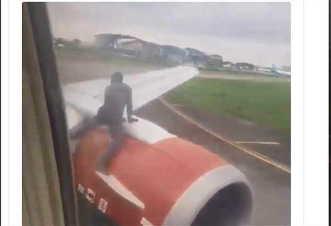 بالفيديو- تسلق جناح الطائرة بينما كانت تستعد للإقلاع من ارض المطار